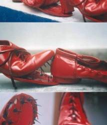 “Ser-piente”, Celeste Ponce. La obra cuestiona cómo el “ser” es engullido por el consumo, su estructura formal reside en el arte objeto, el contenido adquiere relevancia por la ironía formal de la pieza.