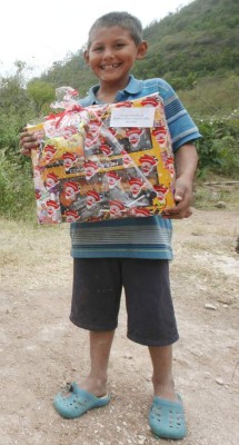 Pequeños de la Villeda Morales felices al recibir un obsequio