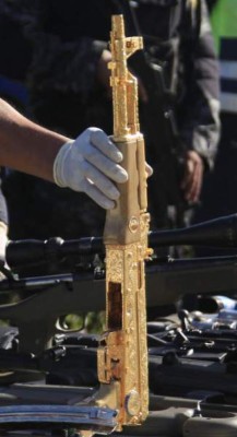Ministerio Público niega extravío de AK-47 bañado en oro