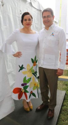 ¿Quién diseñó el vestido de la primera dama, Ana García de Hernández?