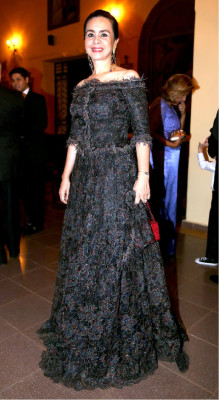 Elegante velada nupcial entre rosas