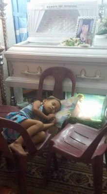 Las desgarradoras imágenes de un niño al perder a su mamá