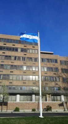 Gloriosa bandera de Honduras flamea en hospital de Estados Unidos