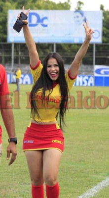 Bellas aficionadas del Marathón y Real de Minas llegan al Yankel Rosenthal