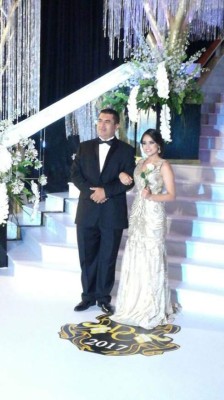 Graduandos en la Prom 2017 de DelCampo International School desfilaron con elegancia