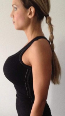 Mujer es expulsada de un gimnasio por tener pechos grandes