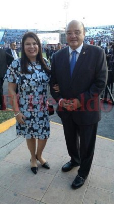 Elegantes damas asisten a toma de posesión de Juan Orlando Hernández