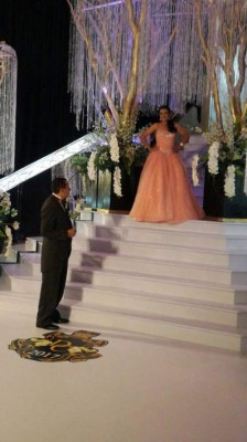 Graduandos en la Prom 2017 de DelCampo International School desfilaron con elegancia