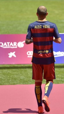 Barça presenta su primer refuerzo, Aleix Vidal, que no jugará hasta 2016