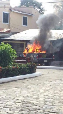 Un policía militar disparó contra un par de jóvenes matando a uno en Catacamas, Olancho, por lo que vecinos enfurecidos incendiaron la patrulla (Foto: Cortesía PMOP / El Heraldo Honduras / Noticias de Honduras)