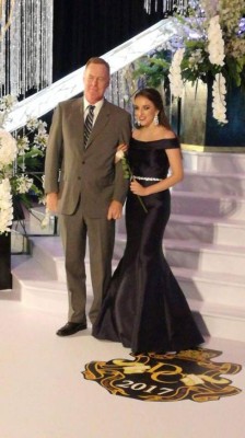 Graduandos en la Prom 2017 de DelCampo International School desfilaron con elegancia