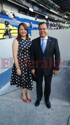 Elegantes damas asisten a toma de posesión de Juan Orlando Hernández