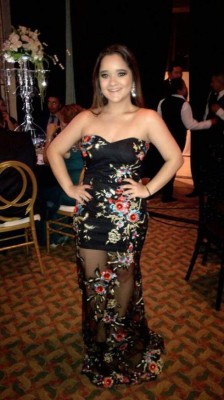 Bellas y elegantes damas adornaron la noche de la Prom 2017 del Campo International School