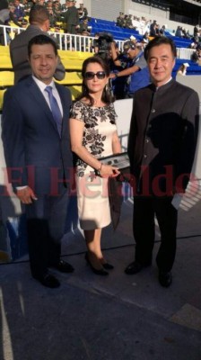 Elegantes damas asisten a toma de posesión de Juan Orlando Hernández