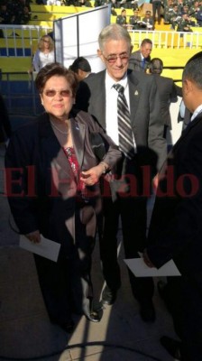 Elegantes damas asisten a toma de posesión de Juan Orlando Hernández