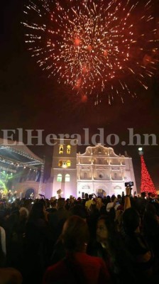 Comayagua recibió el 2017 con emocionante espectáculo de doce campanadas