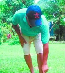 Una de las víctimas señala la parte del pie que los murciélagos le mordieron.