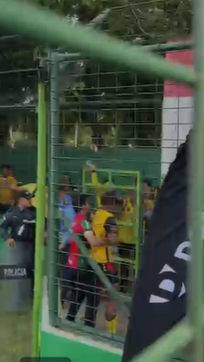 Bronca y jugador a los puños con aficionados; polémica del VAR y curiosidad del Marathón vs Real España