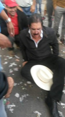 'Mel' Zelaya se cae durante manifestación en Valle de Ángeles