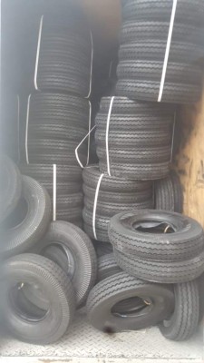 Detienen a dos hombres por evadir el fisco con 700 llantas de carro en Cortés