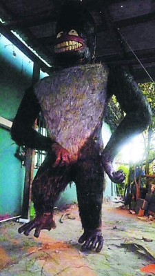 Monigotes gigantes para recibir el 2019 en Ojojona