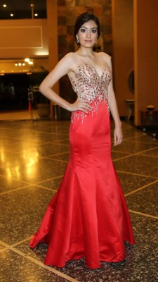 Encajes y pedrería iluminaron las prom