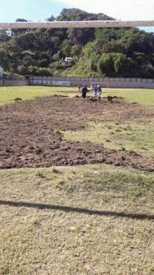 Tras críticas de Nahún Espinoza, 'arreglan' estadio Julio César Galindo de Roatán