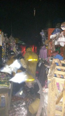 Incendio consume puestos en mercado San Isidro de La Ceiba