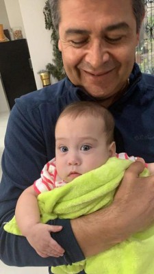 Juan Orlando Hernández muestra su faceta como abuelo