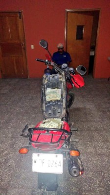 Choluteca: Capturan a un hombre por llevar ocultos más de 39 mil dólares en una motocicleta