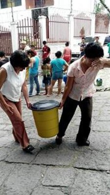 Vecinos de El Bosque buscan agua de pozo por falta de suministro