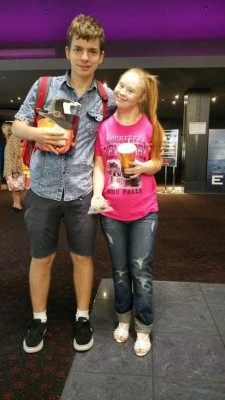 Modelo con Síndrome de Down publicó foto con su novio y es viral