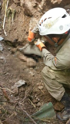 El dramático rescate de los cuerpos de madre e hijo soterrados en la capital de Honduras