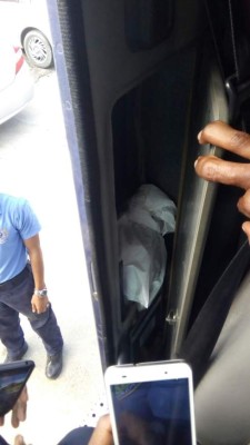 Decomisan dos paquetes con 100 mil dólares ocultos en una rastra en Puerto Cortés