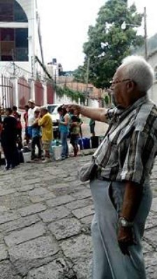 Vecinos de El Bosque buscan agua de pozo por falta de suministro