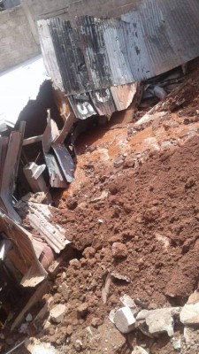 Honduras: Enorme muro cae sobre taller de pintura en la colonia Suazo Córdoba de la capital