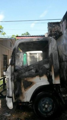 Atacan carro repartidor y le prenden fuego en La Ceiba