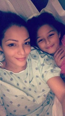 La hondureña Nathalia Casco sufre fuerte dolor y va a parar al hospital
