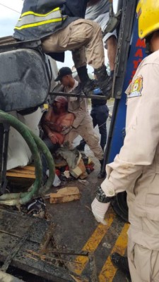 El dramático rescate de hombres atrapados tras volcamiento de rastra