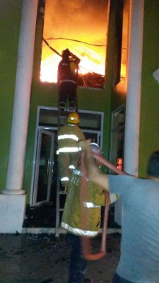 Incendio en La Masica, Atlántida deja pérdidas de 12 millones de lempiras en tienda de ropa