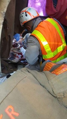 VIDEO: Dramático rescate de conductor atrapado en un camión tras volcamiento