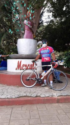 Alejandro Guerrero hace solidario recorrido sobre dos ruedas