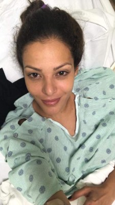La hondureña Nathalia Casco sufre fuerte dolor y va a parar al hospital