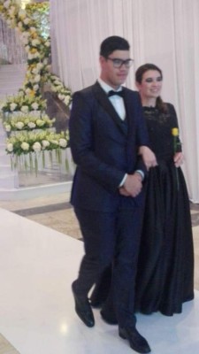 Macris School: Los hermosos vestidos y elegantes caballeros en la Prom 2018