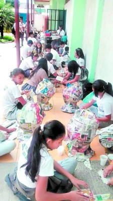 Alumnos becan a compañeros de bajos ingresos