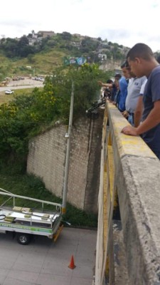 Dolorosas imágenes del fatal accidente de motocicleta de madre e hijo en el anillo periférico