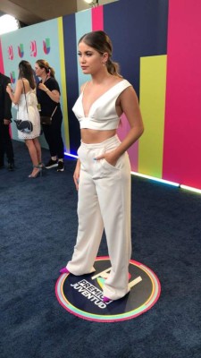 Los mejores looks de los famosos en Premios Juventud 2018