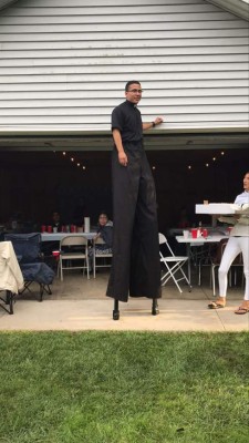 Extrovertido y alegre: Así es el padre que bailó en apoyo a militar despedido