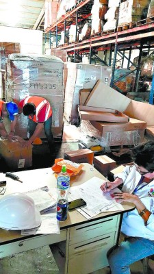 Regalos navideños siguen retenidos en las aduanas