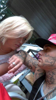 Pareja comparte fotos en Facebook después de robar un banco